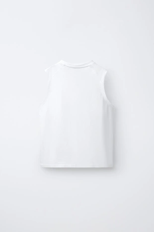 Однотонная футболка без рукавов