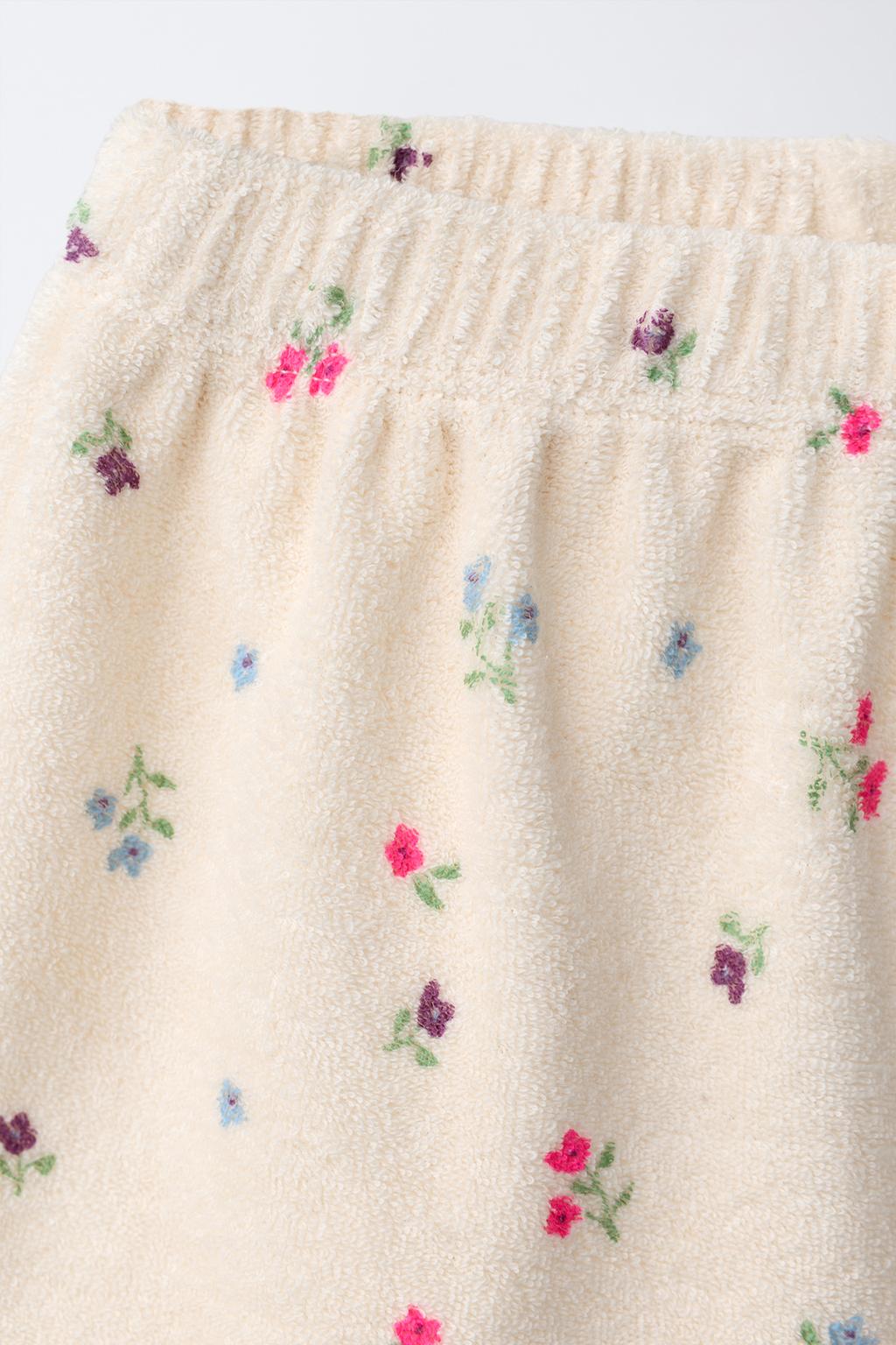 КОМПЛЕКТ ИЗ ФУТБОЛКИ И ШОРТОВ С ЦВЕТОЧНЫМ УЗОРОМ ИЗ МАХРОВОЙ ТКАНИ