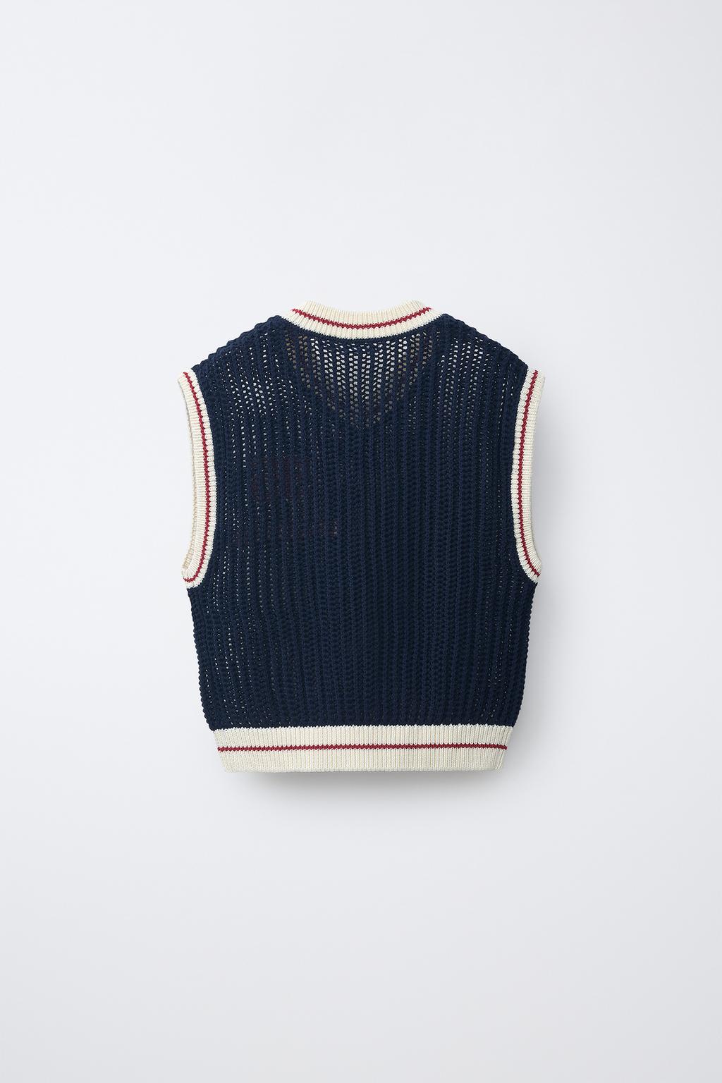 ТРИКОТАЖНЫЙ ЖИЛЕТ В СТИЛЕ ВАРСИТИ