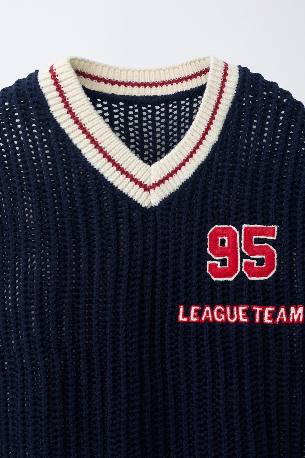 ТРИКОТАЖНЫЙ ЖИЛЕТ В СТИЛЕ ВАРСИТИ