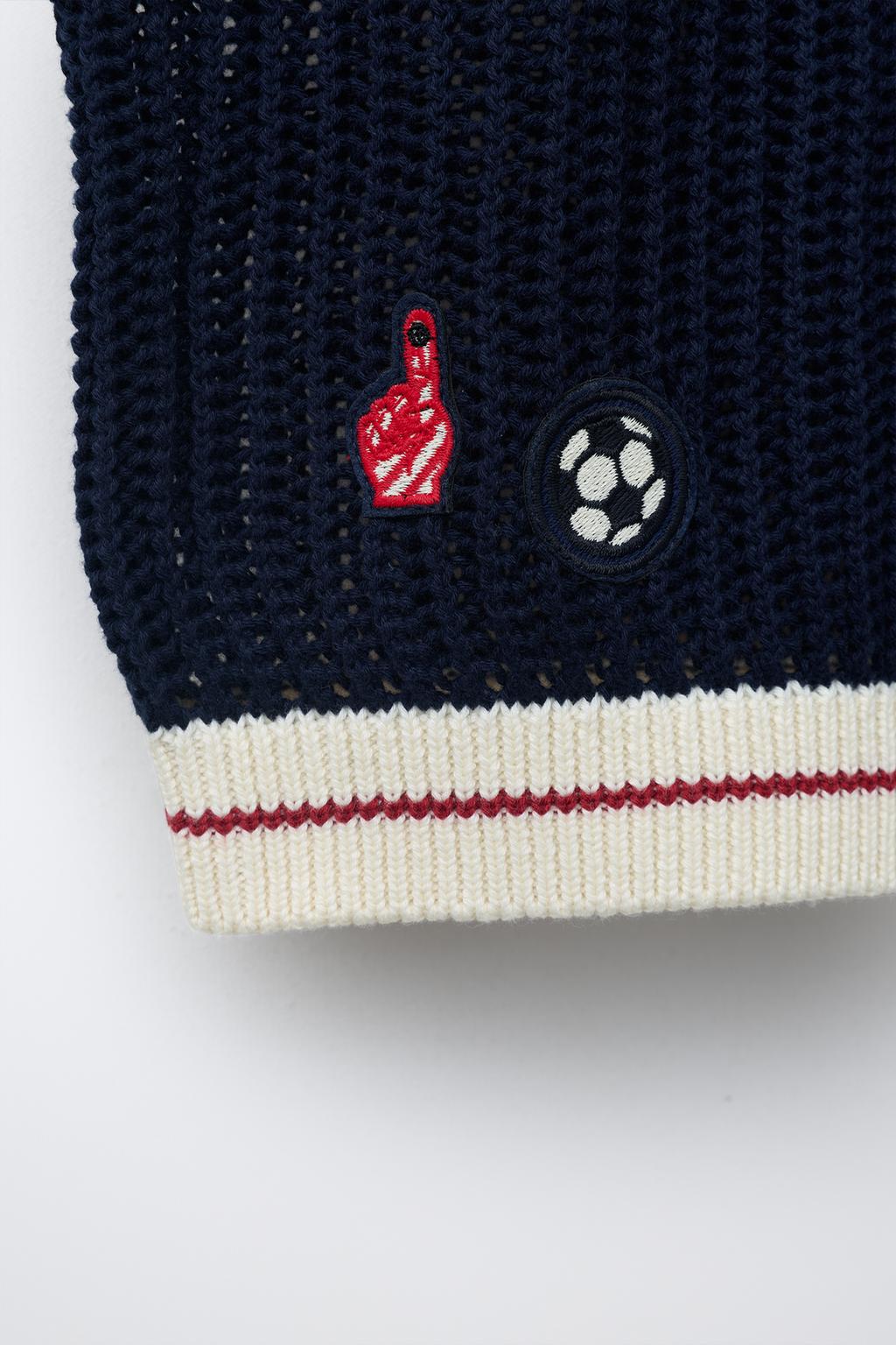 ТРИКОТАЖНЫЙ ЖИЛЕТ В СТИЛЕ ВАРСИТИ