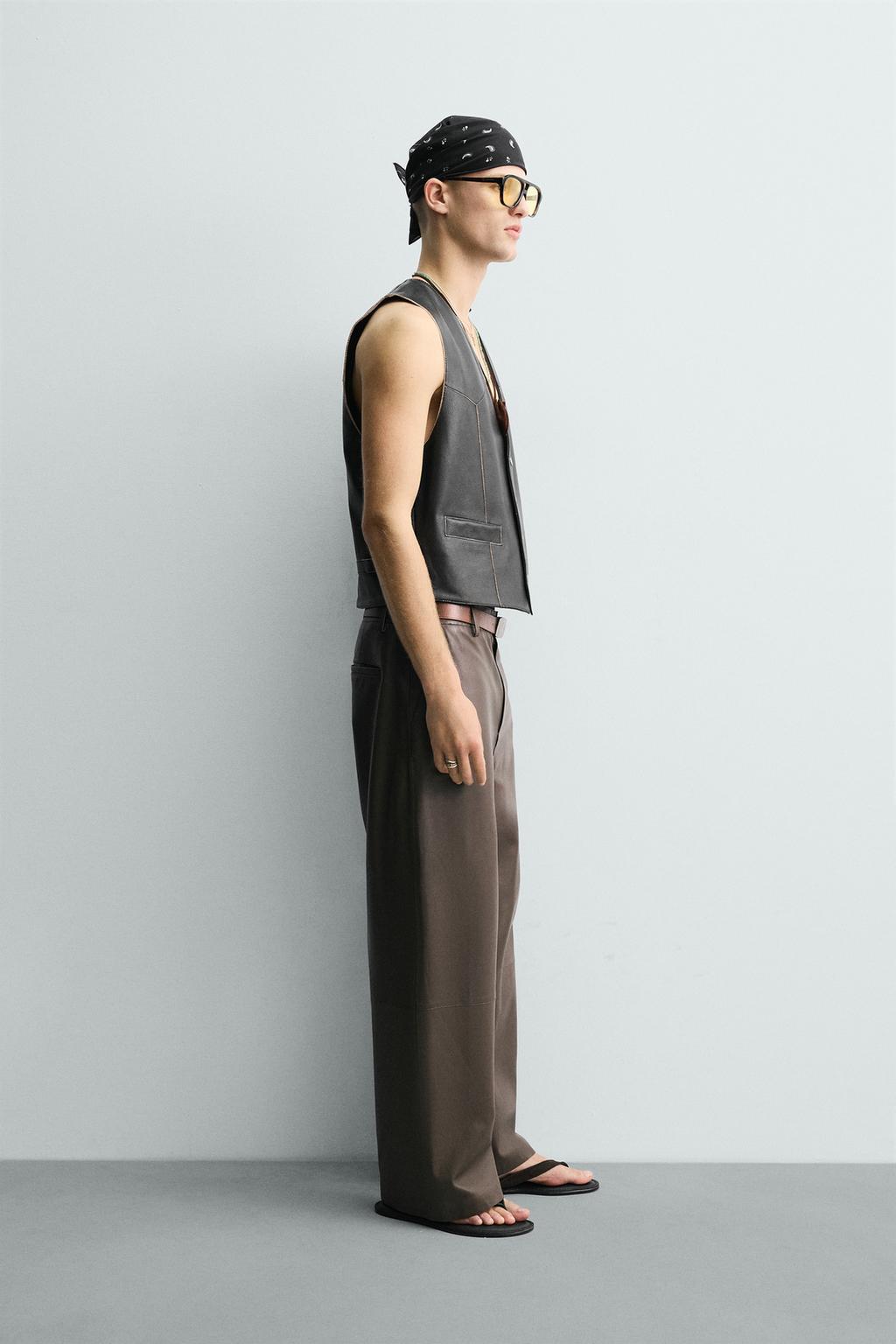 КОЖАНЫЙ ЖИЛЕТ С КОНТРАСТНОЙ СТРОЧКОЙ