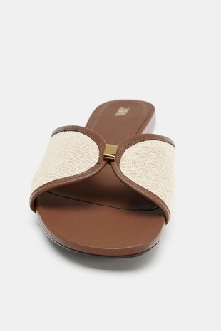 Сандалии на плоской подошве с металлическим деталем- Заказать в России