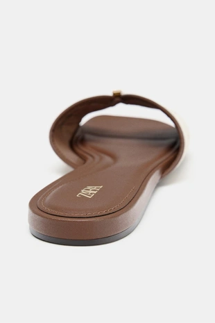 Сандалии на плоской подошве с металлическим деталем- Заказать в России