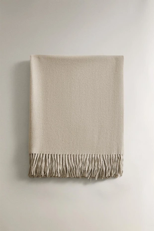 Плед с бахромой из мягкой ткани