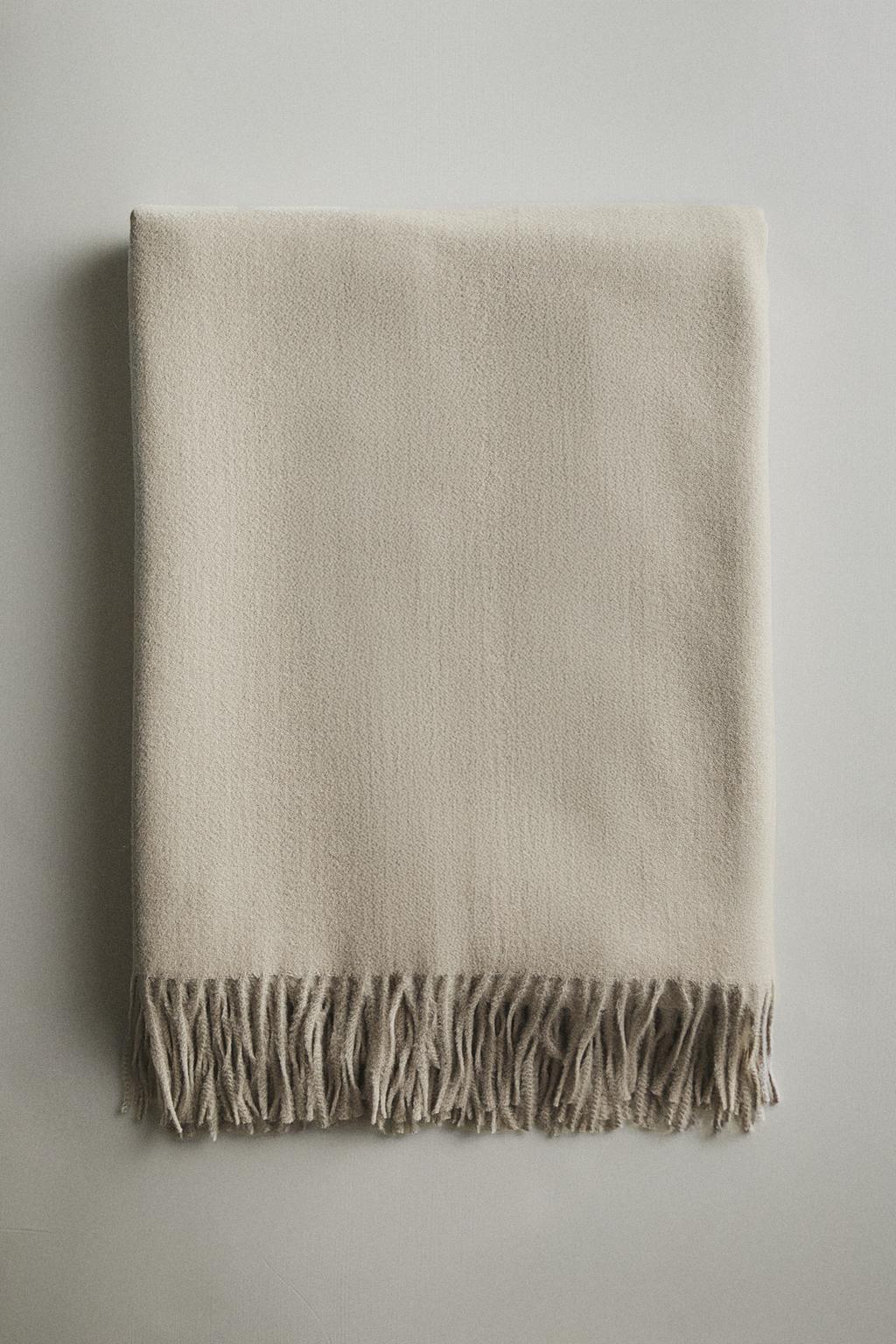 Плед с бахромой из мягкой ткани