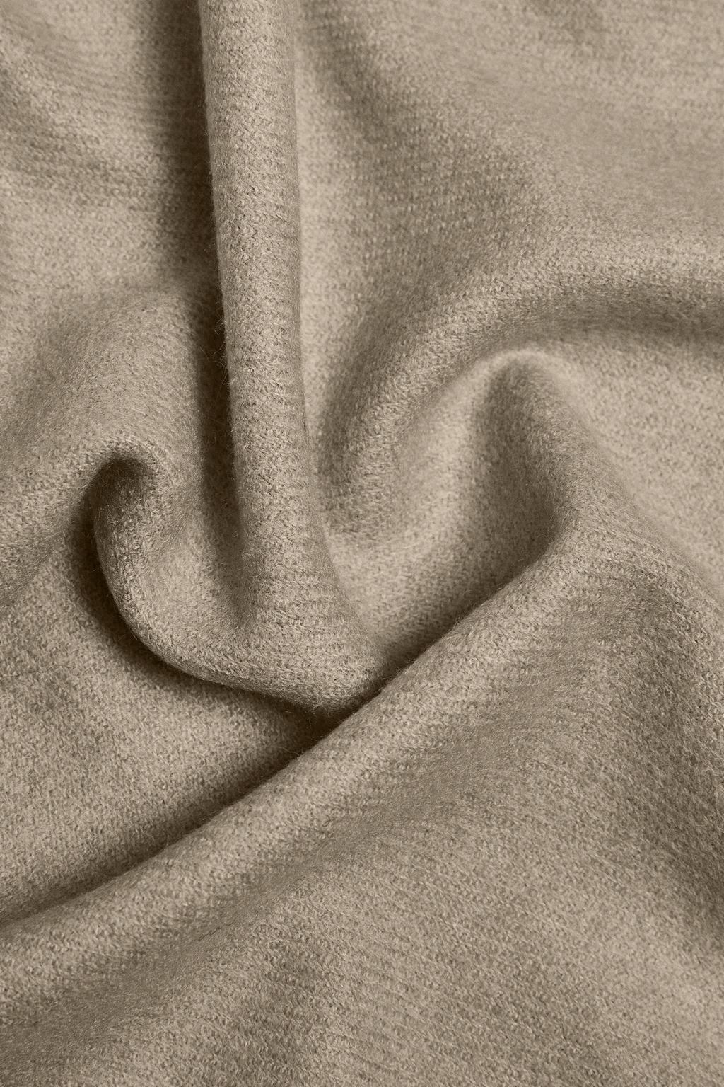 Плед с бахромой из мягкой ткани