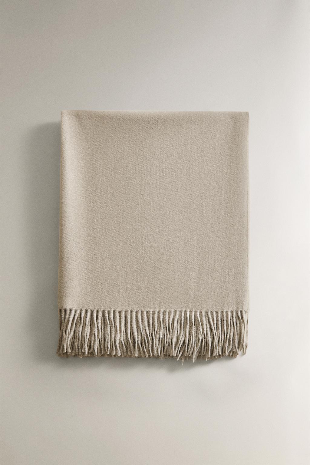 Плед с бахромой из мягкой ткани