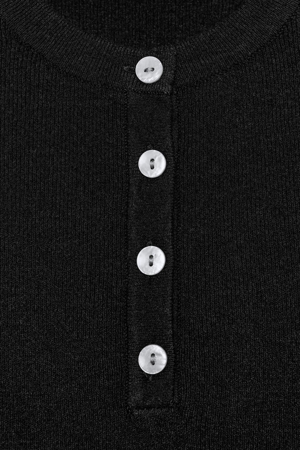 ТРИКОТАЖНЫЙ ТОП С ПУГОВИЦАМИ