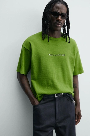 Футболка  с принтами и эффектом потертости- Заказать в России