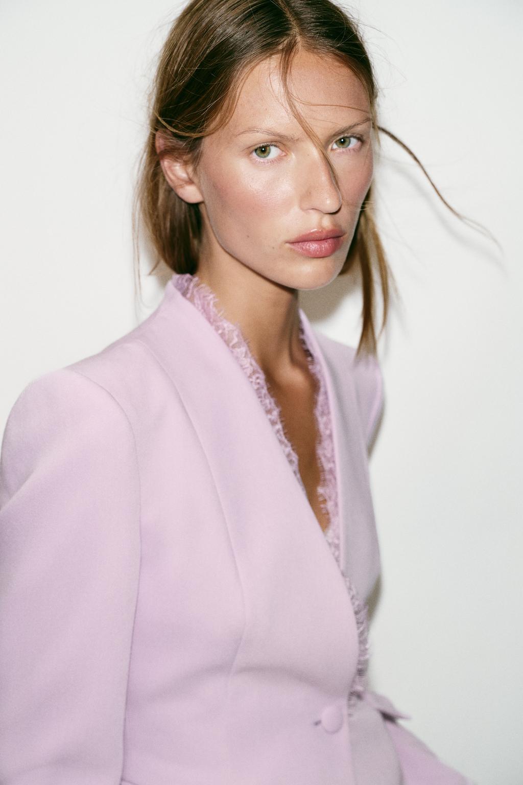 ПРИТАЛЕННЫЙ БЛЕЙЗЕР С КРУЖЕВОМ И ПОДПЛЕЧНИКАМИ