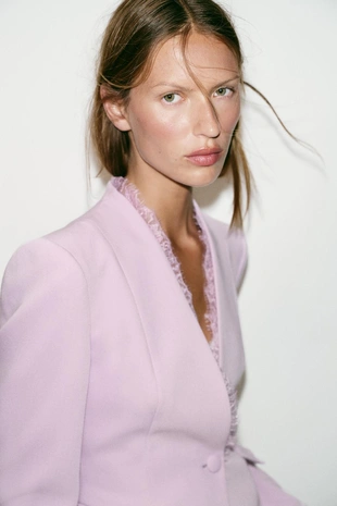 Приталенный блейзер с кружевом и подплечниками- Заказать в России