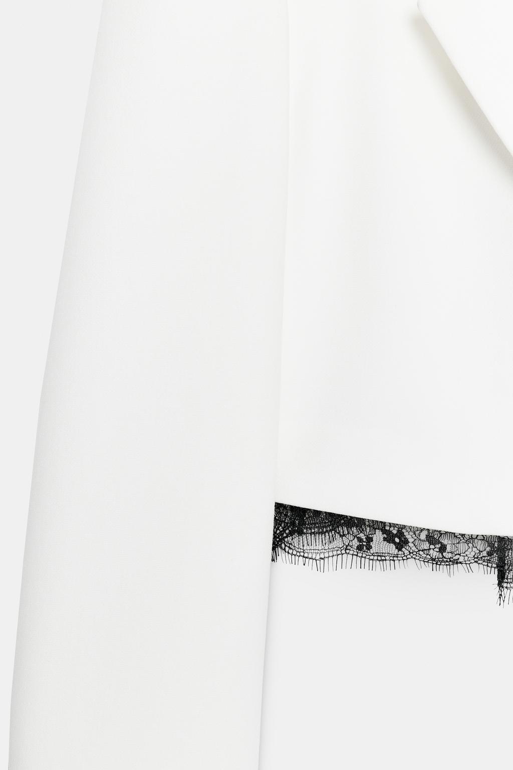 БЛЕЙЗЕР С КРУЖЕВНЫМИ ВСТАВКАМИ И ПОДПЛЕЧНИКАМИ