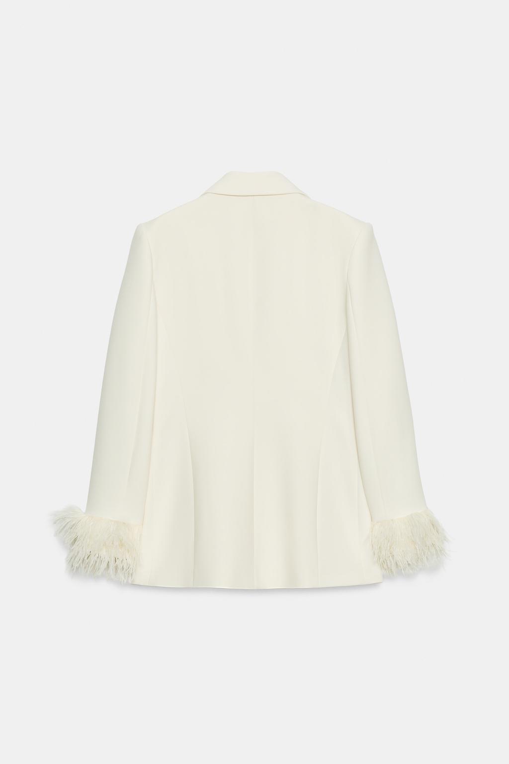 БЛЕЙЗЕР С ПЛЕЧАМИ И ПЕРЬЯМИ НА МАНЖЕТАХ