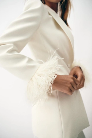 Блейзер с плечами и перьями на манжетах- Заказать в России