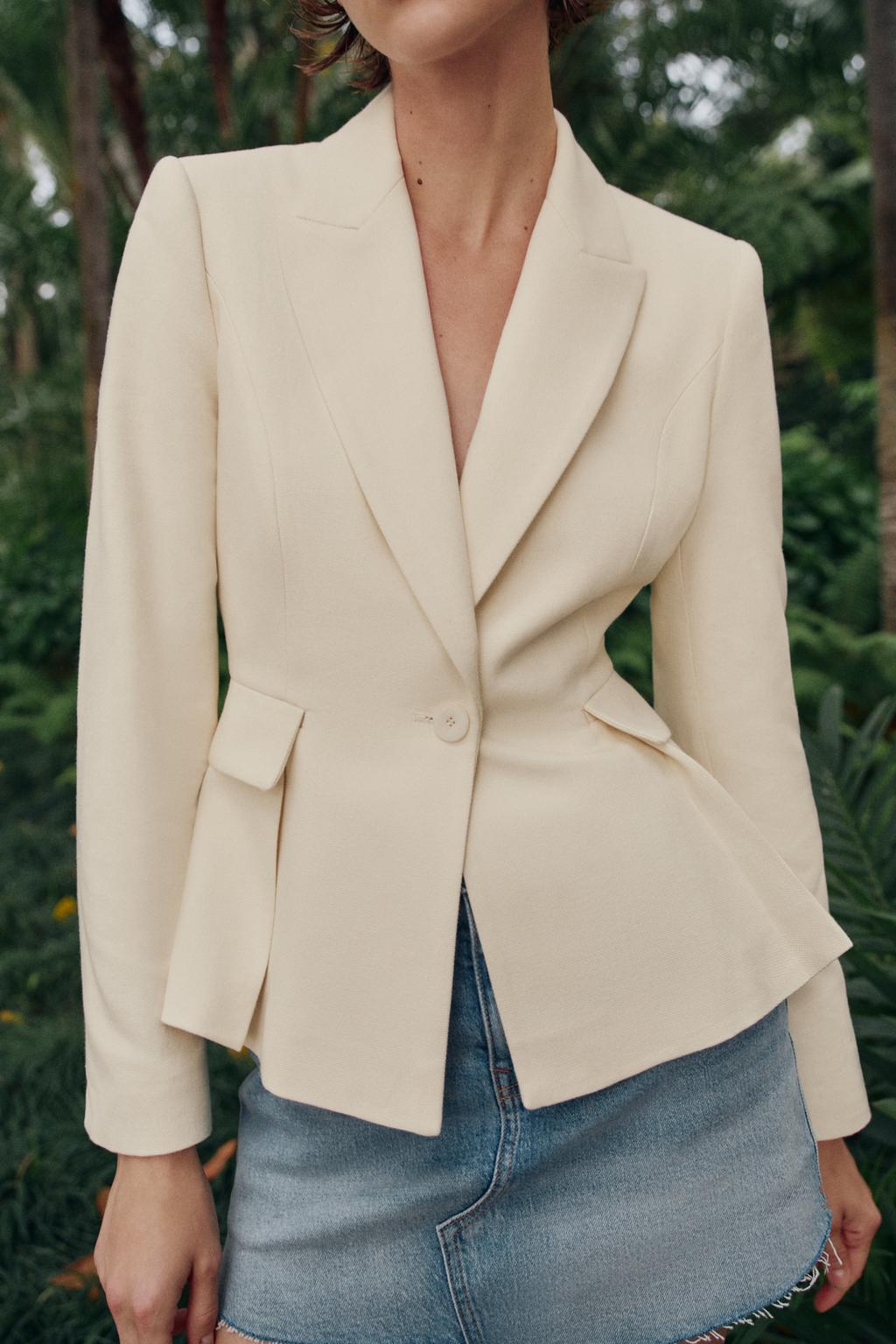 ПРИТАЛЕННЫЙ БЛЕЙЗЕР С БАСКОЙ