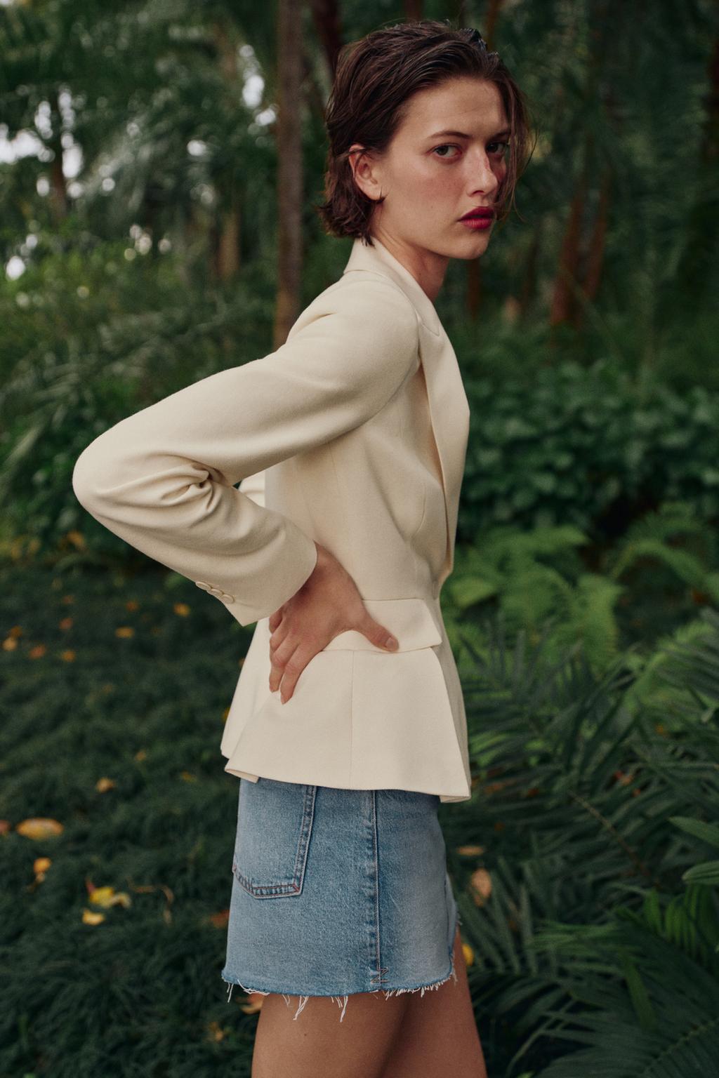 ПРИТАЛЕННЫЙ БЛЕЙЗЕР С БАСКОЙ