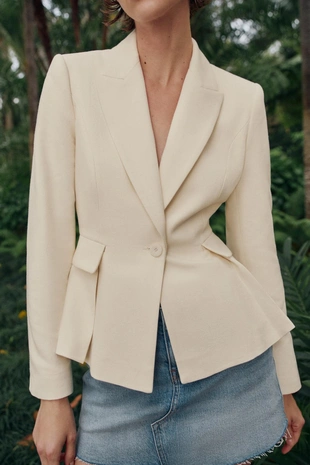 Приталенный блейзер с баской- Заказать в России