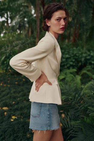 Приталенный блейзер с баской- Заказать в России