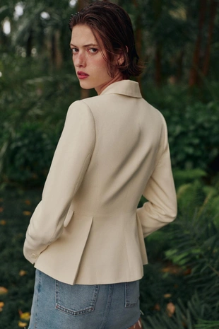 Приталенный блейзер с баской- Заказать в России