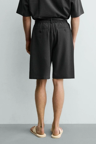 Шорты свободного кроя с неровной текстурой и складками- Заказать в России