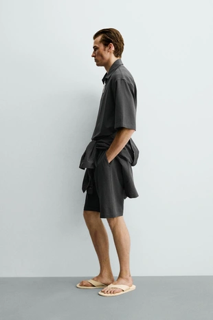 Шорты свободного кроя с неровной текстурой и складками- Заказать в России