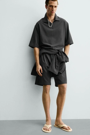 Шорты свободного кроя с неровной текстурой и складками- Заказать в России