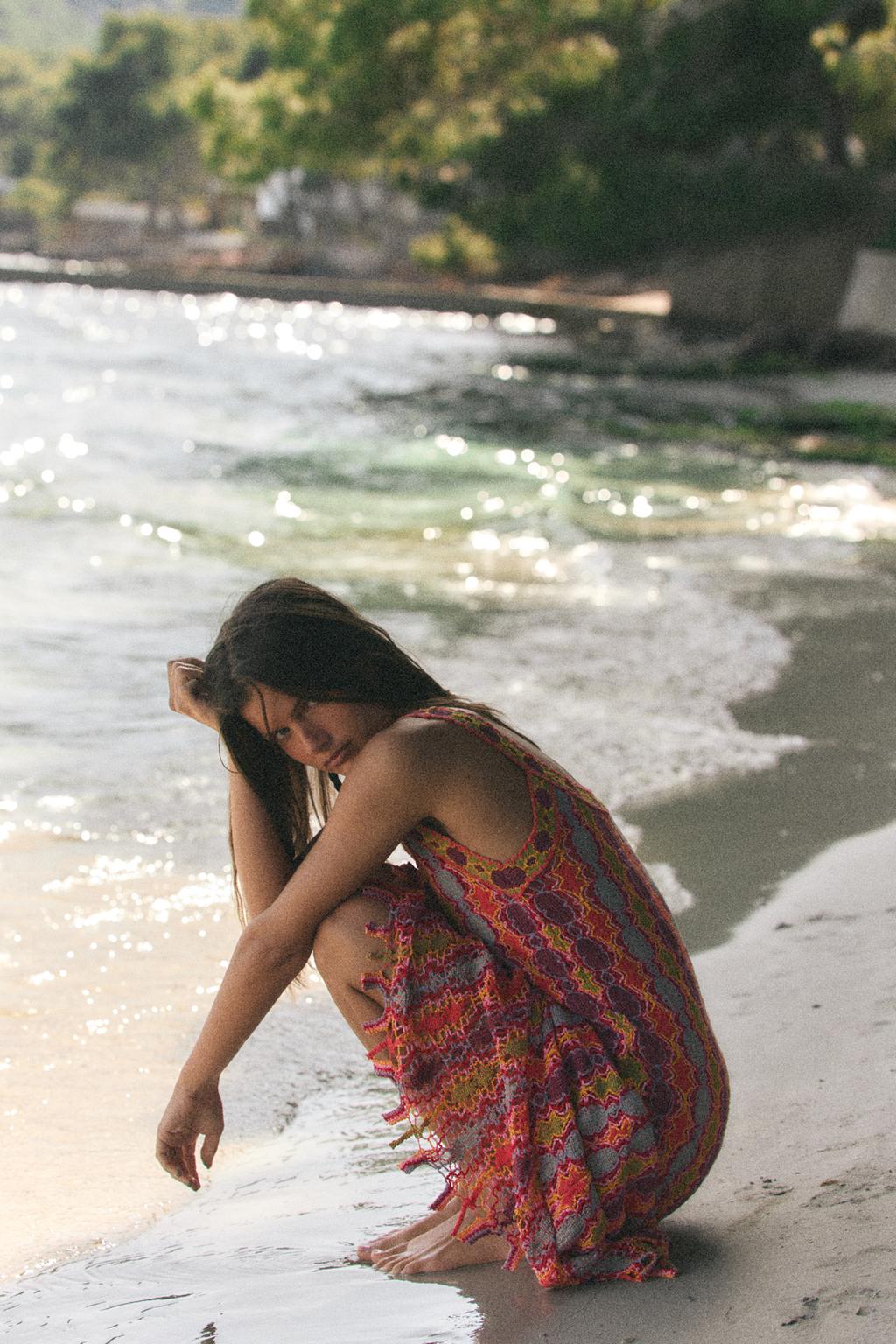 ДЛИННОЕ ТРИКОТАЖНОЕ ПЛАТЬЕ С БАХРОМОЙ