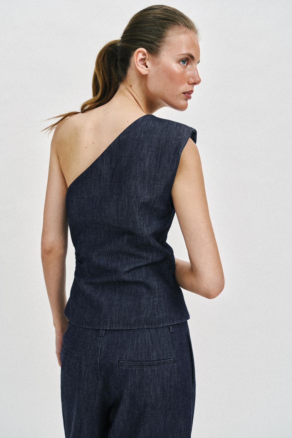 АСИММЕТРИЧНЫЙ ТОП С ПОГОНАМИ И ЛЬНОМ