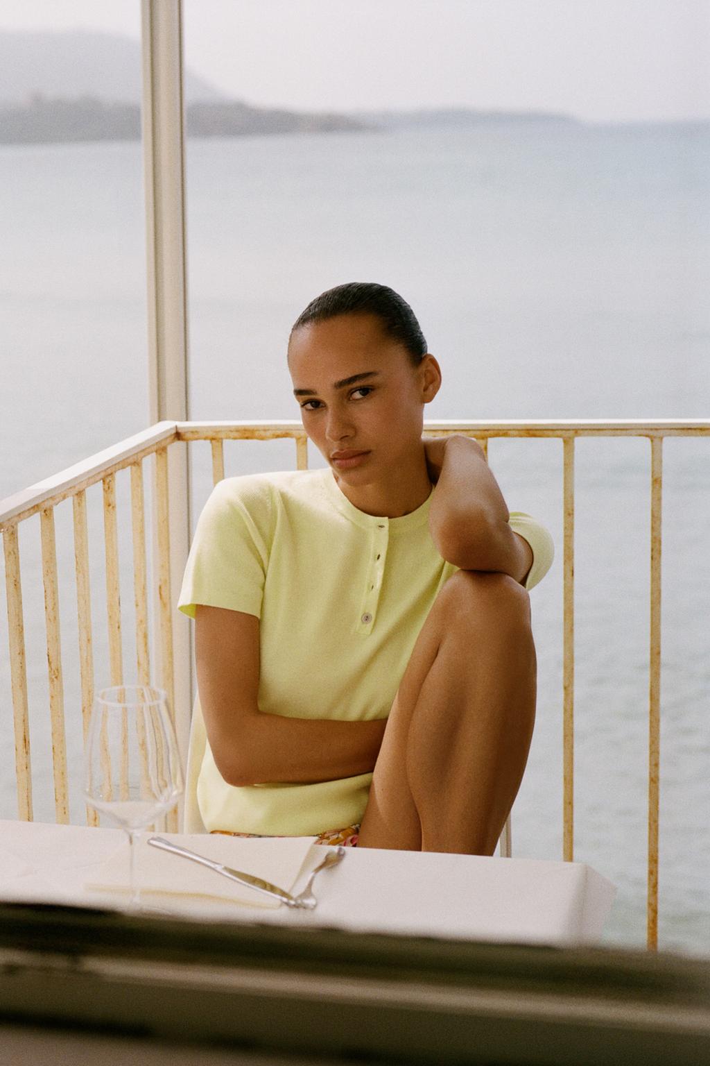 ТРИКОТАЖНЫЙ ТОП С ПУГОВИЦАМИ