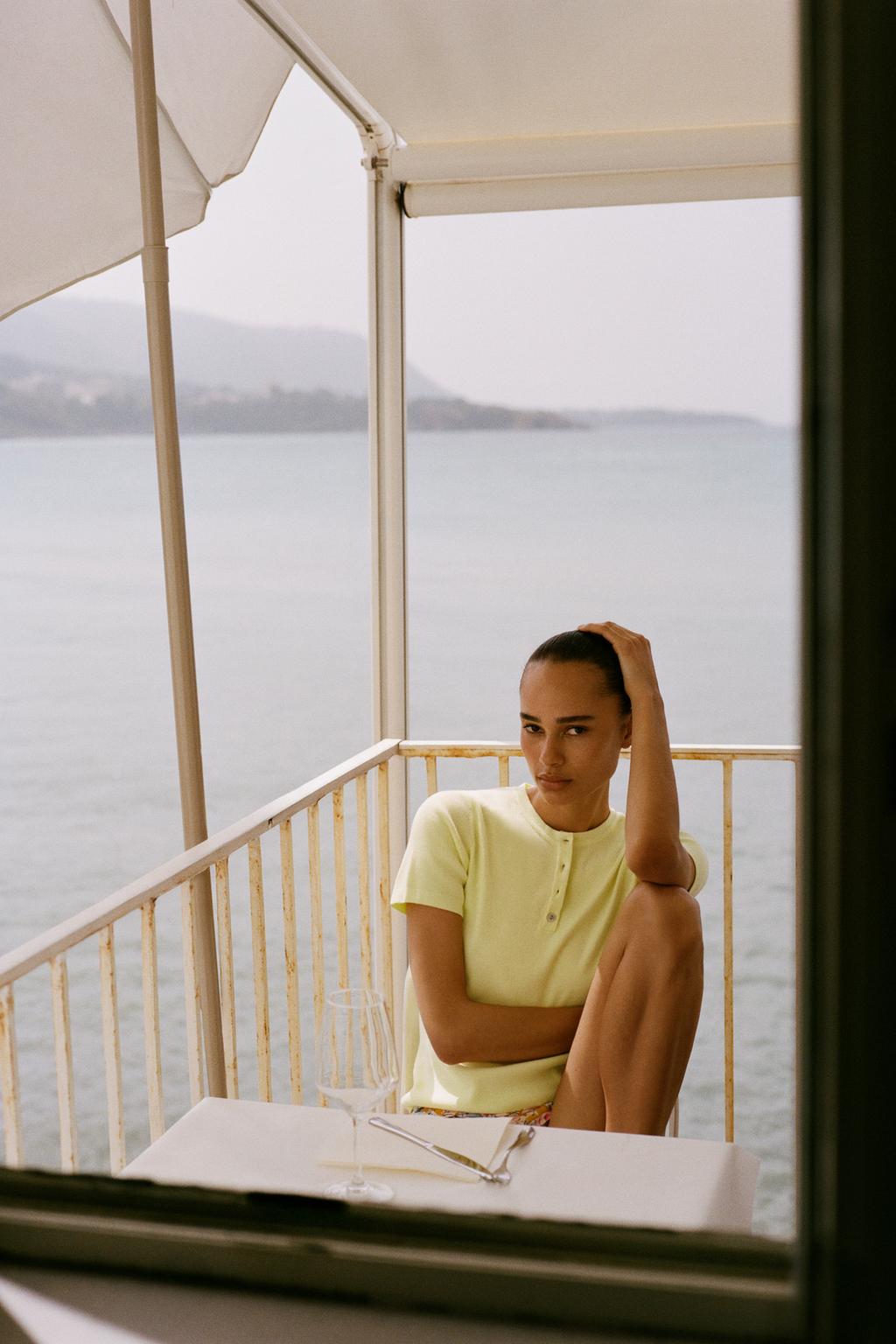 ТРИКОТАЖНЫЙ ТОП С ПУГОВИЦАМИ