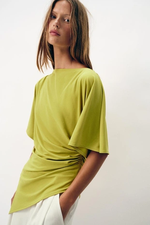 Топ асимметричного кроя со сборками