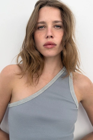 Топ асимметричного кроя со стразами- Заказать в России