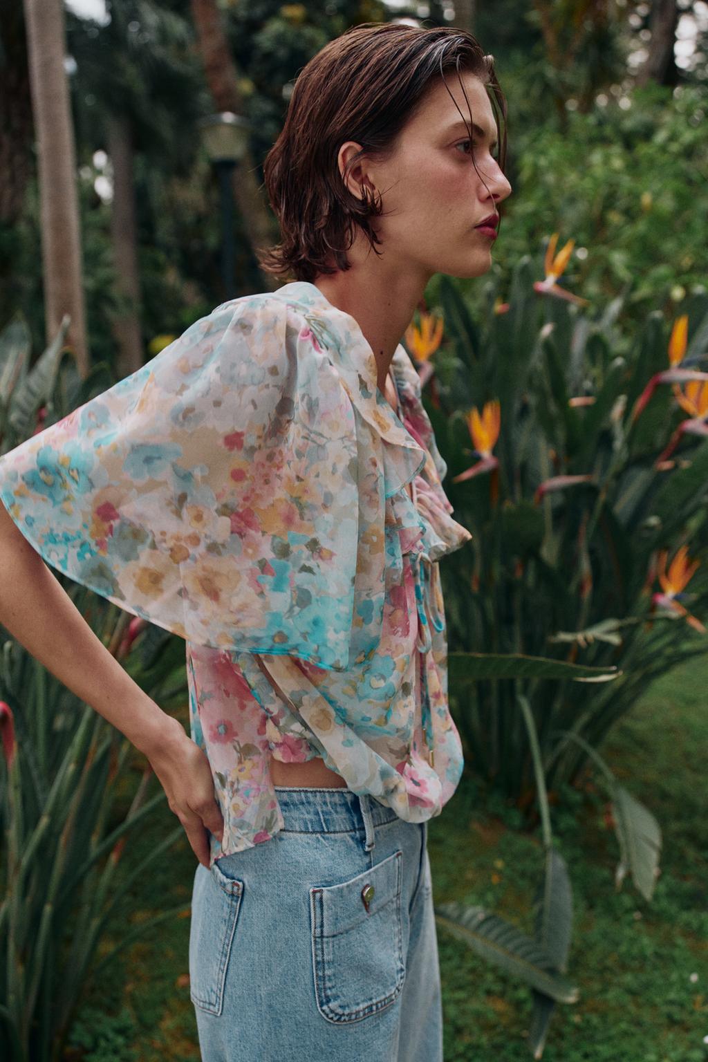 БЛУЗА С ВОЛАНАМИ И ЦВЕТОЧНЫМ ПРИНТОМ