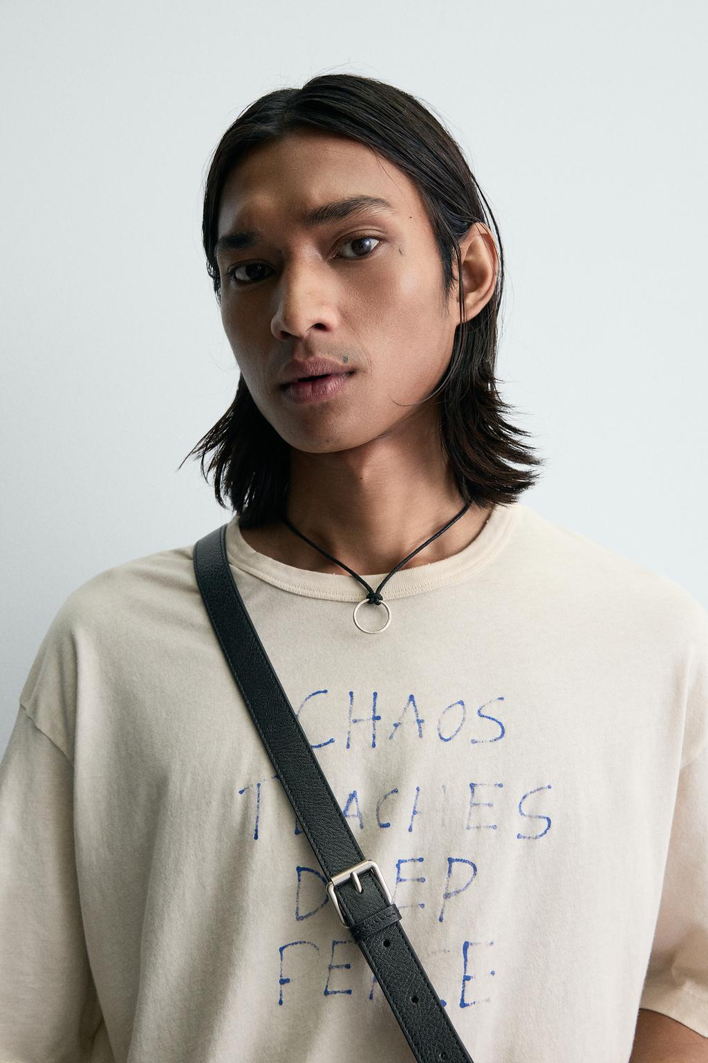 ФУТБОЛКА ИЗ ТКАНИ С ЭФФЕКТОМ ПОТЕРТОСТИ С НАДПИСЬЮ МАРКЕРОМ