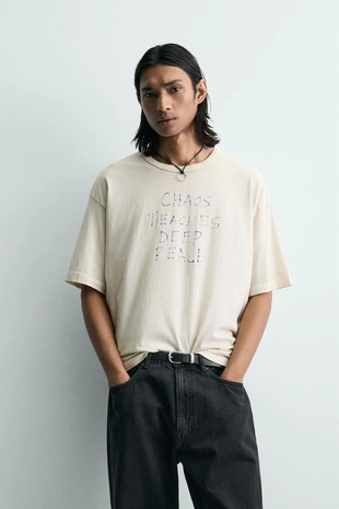 Футболка из ткани с эффектом потертости с надписью маркером- Заказать в России