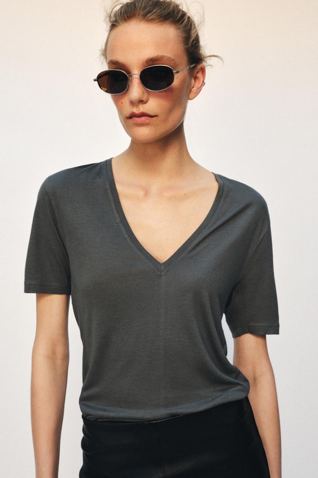 ФУТБОЛКА С V-ОБРАЗНЫМ ВЫРЕЗОМ