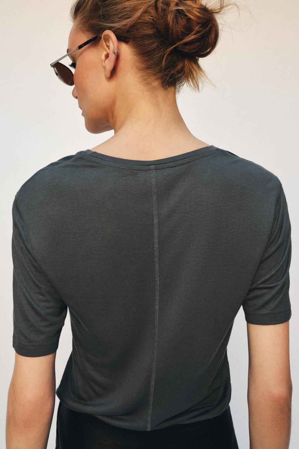 ФУТБОЛКА С V-ОБРАЗНЫМ ВЫРЕЗОМ