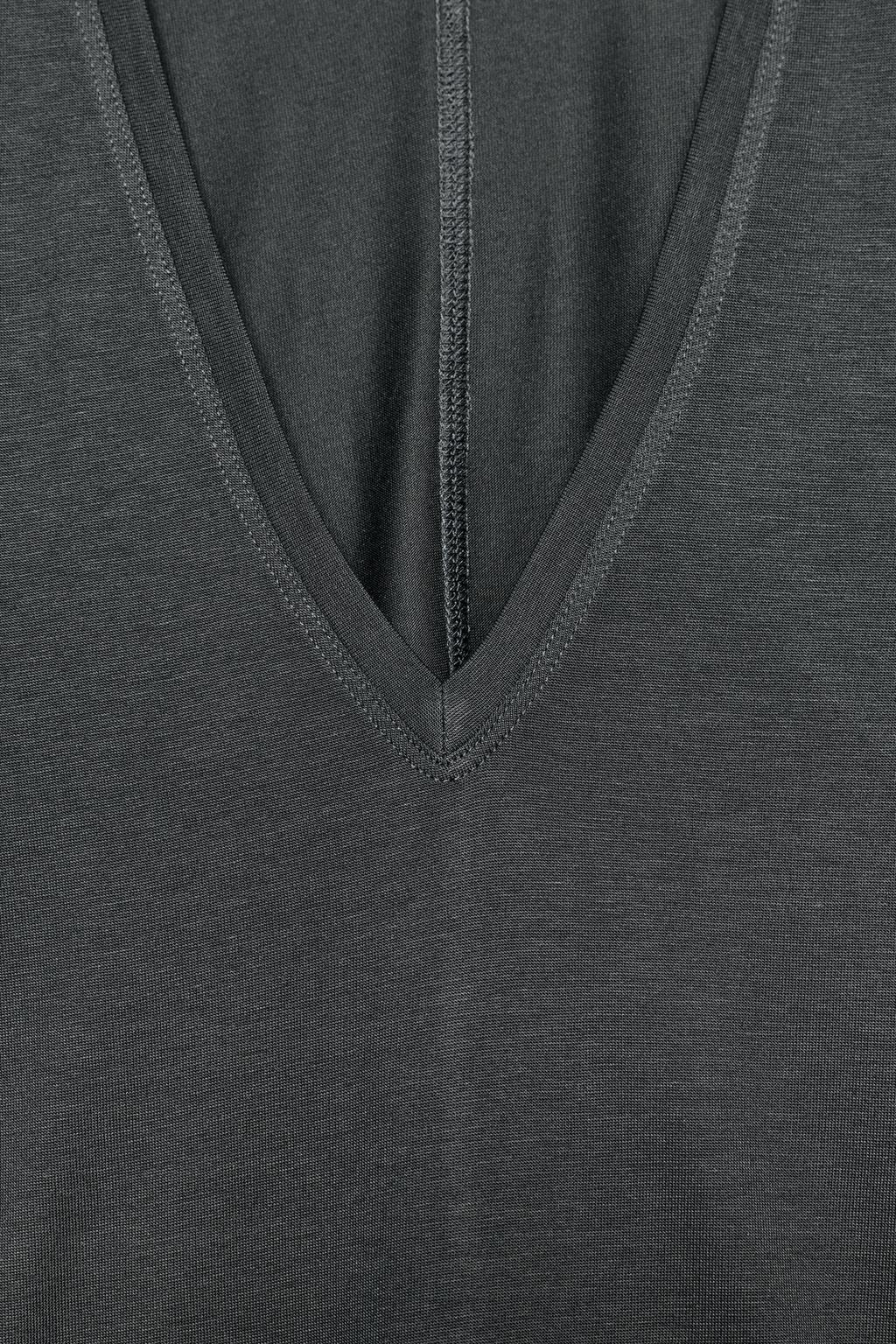 ФУТБОЛКА С V-ОБРАЗНЫМ ВЫРЕЗОМ