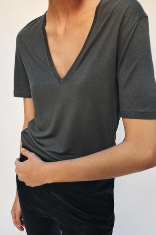 Футболка с V-образным вырезом