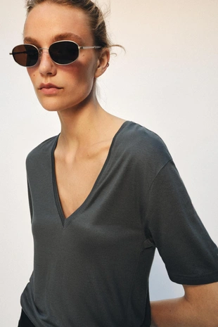 Футболка с V-образным вырезом- Заказать в России