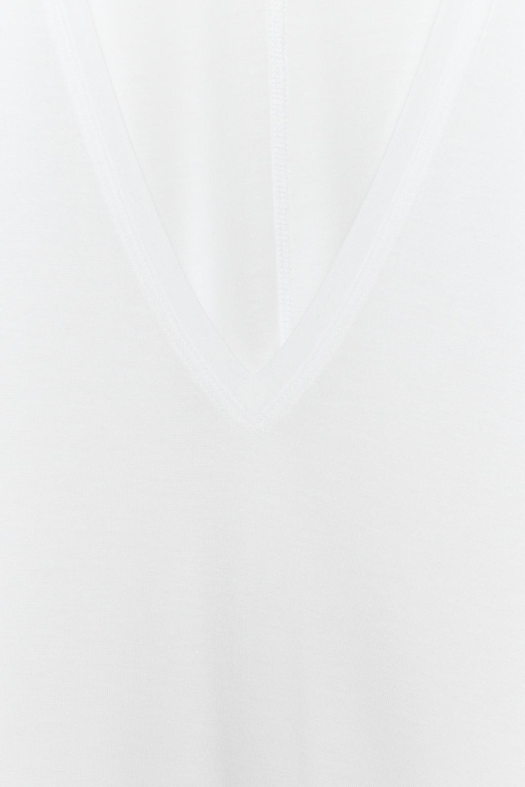 ФУТБОЛКА С V-ОБРАЗНЫМ ВЫРЕЗОМ