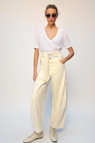 Футболка с V-образным вырезом