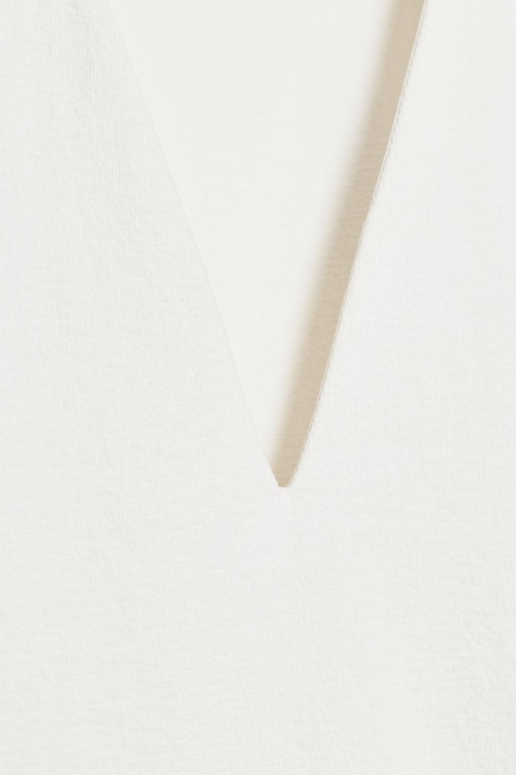 ФУТБОЛКА С V-ОБРАЗНЫМ ВЫРЕЗОМ В СТИЛЕ РУСТИК