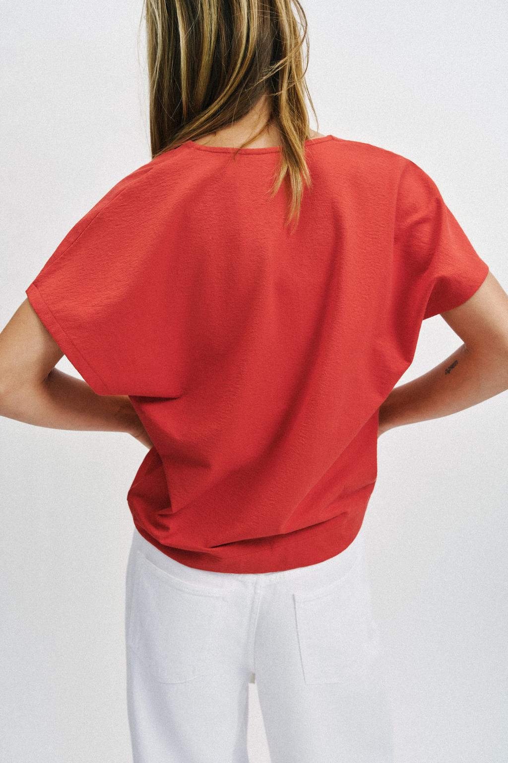 ФУТБОЛКА В СТИЛЕ РУСТИК С V-ОБРАЗНЫМ ВЫРЕЗОМ