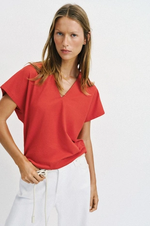 Футболка в стиле рустик с V-образным вырезом- Заказать в России