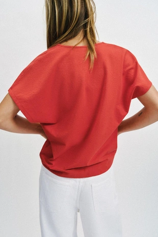 Футболка в стиле рустик с V-образным вырезом- Заказать в России