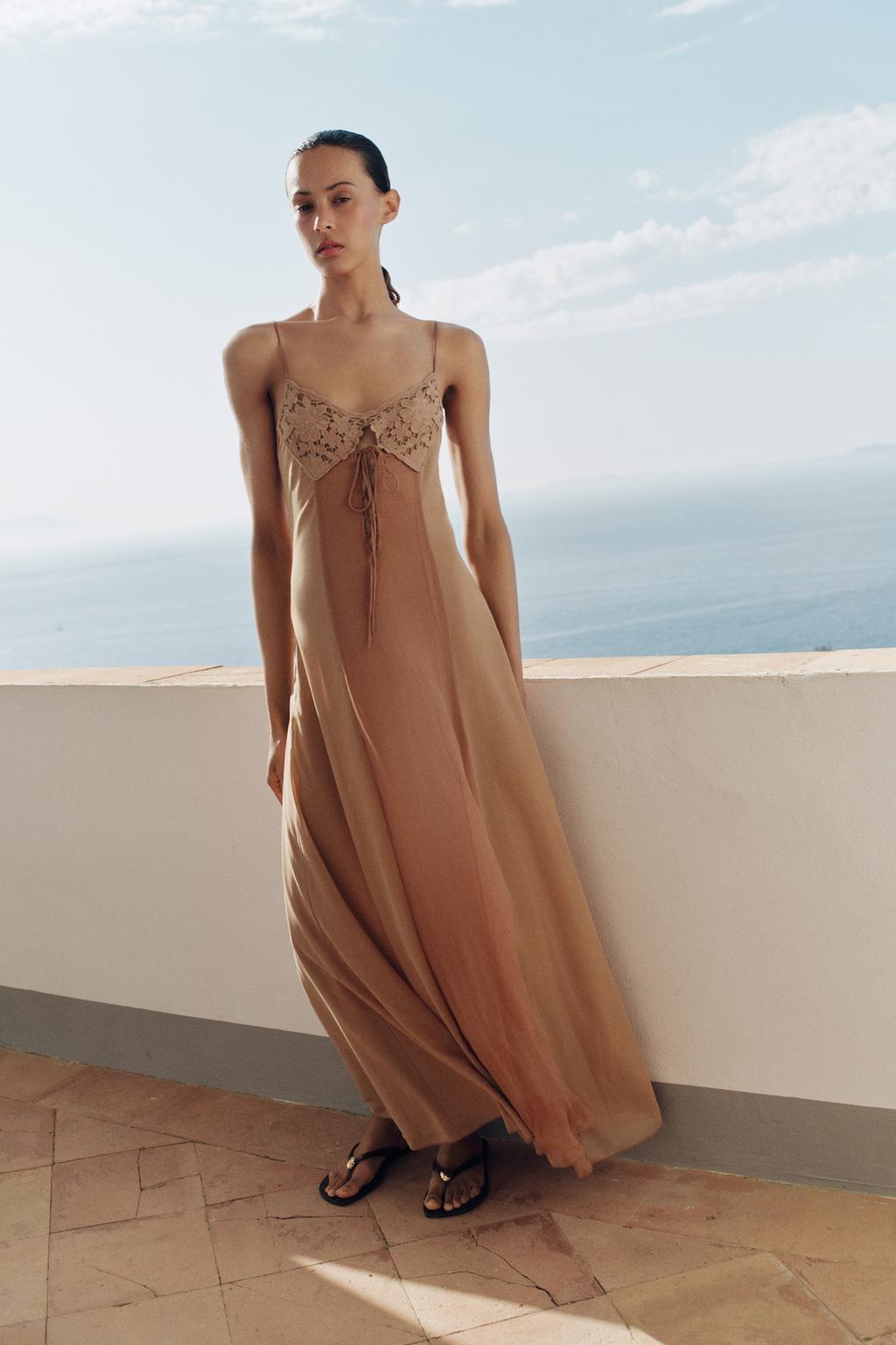 САНДАЛИИ НА ПЛОСКОЙ ПОДОШВЕ С ДЕКОРОМ