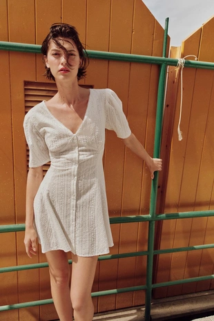 Короткое платье с ажурной вышивкой- Заказать в России