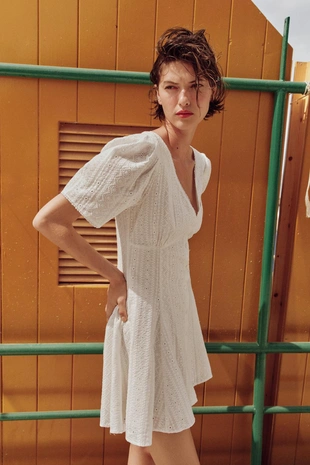 Короткое платье с ажурной вышивкой- Заказать в России